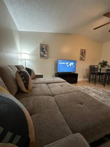 ein Wohnzimmer mit einem Sofa und einem Flachbild-TV in der Unterkunft Beautiful Siesta Key home in Sarasota