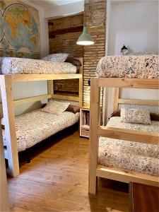 グラナダにあるLa Casa Rota de Granadaの二段ベッド4組が備わる客室です。