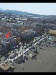 una vista aérea de una ciudad con aparcamiento en Apartamento Almanzor II, en Morche