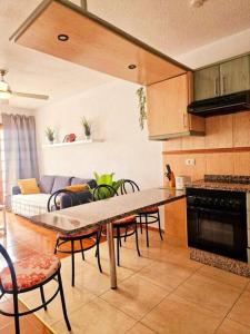 Η κουζίνα ή μικρή κουζίνα στο Comfortable centrally located apartment