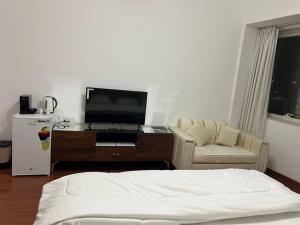 En TV eller et underholdningssystem på Experience Best of Dubai with our luxurious Room Unit