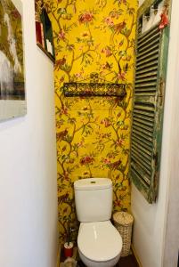 グラナダにあるLa Casa Rota de Granadaの黄色の壁のバスルーム(トイレ付)