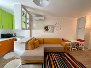 uma sala de estar com um sofá e uma cozinha em Studio apartment next to 5* resorts, Golem em Durrës