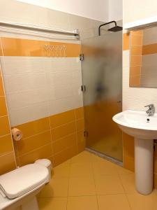 uma casa de banho com um WC e um lavatório em Studio apartment next to 5* resorts, Golem em Durrës