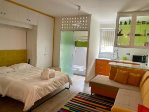 um quarto com uma cama grande e uma cozinha em Studio apartment next to 5* resorts, Golem em Durrës
