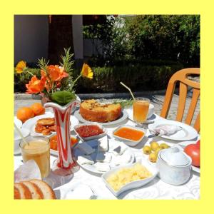 una mesa blanca con comida y bebidas. en VILA LILI Guest House - Berat, en Berat