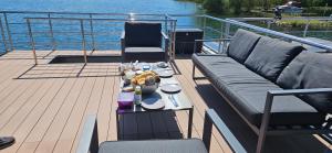 Modernes festliegendes Hausboot mit großzügiger Dachterrasse und Ruderboot的休息区