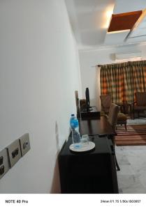 Habitación con una botella de agua en una mesa en Palladium Executive, en Islamabad