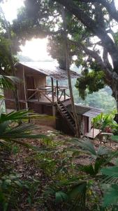ein Haus mit einer Treppe davor in der Unterkunft montecristo hostel in Santa Marta