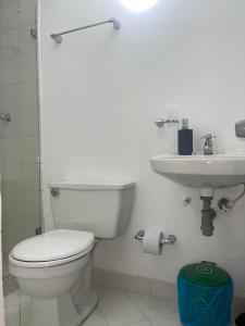 a bathroom with a toilet and a sink at Apartamento 202 in Itagüí