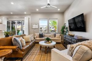 Et opholdsområde på Grand Slam Getaway #5 townhouse