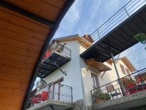 - une vue sur un bâtiment avec balcon et ciel dans l'établissement Bixhaku GuestHouse, à Gjirokastër