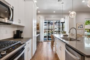 Køkken eller tekøkken på Grand Slam Getaway #5 townhouse + 45 billeder