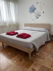 Tempat tidur dalam kamar di accogliente appartamento in zona ospedale