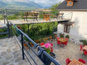balcón con mesa, sillas y vistas en Bixhaku GuestHouse en Gjirokastër