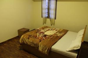 En eller flere senger på et rom på Ooty AR Residency