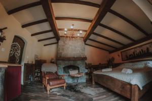 1 dormitorio con 1 cama y chimenea en Mobbiton Mostar - unique underground stay, en Mostar