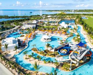 - Vistas aéreas al parque acuático del complejo en Aurora Anguilla Resort & Golf Club en Rendezvous Beach