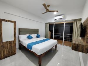 a bedroom with a bed with a ceiling fan at Mary Joey in Baga