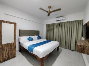 1 dormitorio con 1 cama grande y ventilador de techo en Mary Joey, en Baga