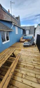 une terrasse en bois avec deux chaises sur une maison dans l'établissement Ault vue mer, à Ault