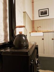 Кухня или мини-кухня в Beatshach Bothy - Speyside, Incredible location!
