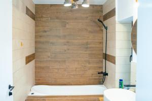 un bagno con vasca e doccia di La Cetate Transilvania a Moşna Altre 31 foto
