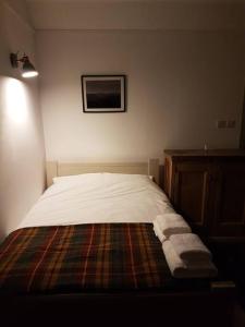 een slaapkamer met een bed met twee handdoeken erop bij Beatshach Bothy - Speyside, Incredible location! in Dufftown