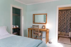 a bedroom with a bed and a desk and a mirror at The Blue Room - Charming Studio, Great Location! in Alpine