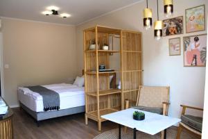 1 dormitorio con cama y estante para libros en The Secret Garden – Keszthely, en Keszthely