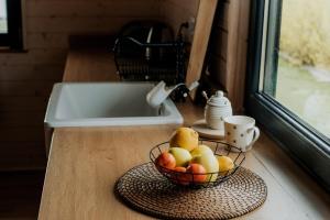 eine Schale mit Obst auf einer Theke neben einem Fenster in der Unterkunft Domek nad Jeziorem Bogaczewo in Bogaczewo + 44 Fotos