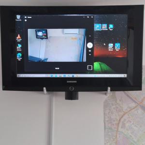 Телевизор и/или развлекательный центр в Mic dormitor informativ turistic