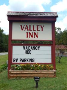 una señal para una posada del valle en un parque en Valley Inn - Hamilton Ga, en Hamilton