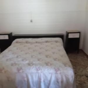 1 dormitorio con 1 cama con 2 mesitas de noche y 2 mesas en Lory&B, en Capaccio-Paestum