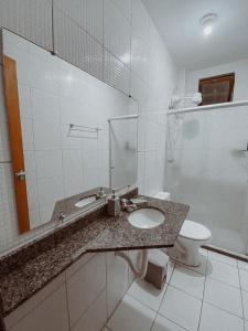 Et badeværelse på Condomio Coqueiros Residence