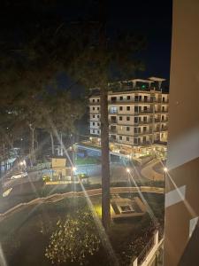 - une vue sur un bâtiment la nuit avec un arbre dans l'établissement Bristle Ridge Cozy Vacation Baguio, à Baguio