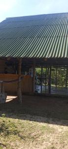 einem Holzpavillon mit einem Dach darüber in der Unterkunft montecristo hostel in Santa Marta