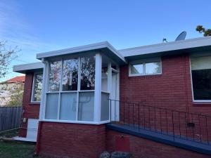 サンディ・ベイにあるMagnolia Houseの赤レンガ造りの家