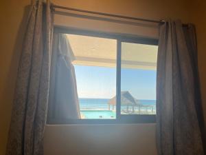 ventana con vistas a la playa en Brisa Bliss en San Juan de Alima