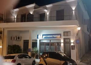 dos autos estacionados frente a un edificio por la noche en Incanto Luxury Suites 2 en Nafpaktos