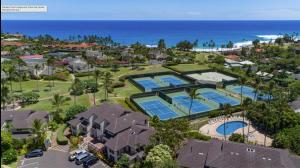 una vista aerea di un resort con piscina e oceano di Kahala 414 a Koloa