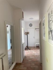 um corredor com piso em azulejo e uma ventoinha em Olea Mar apartma em Pobegi