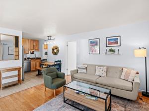 Istumisnurk majutusasutuses Red Pine Condominiums by All Seasons Resort Lodging