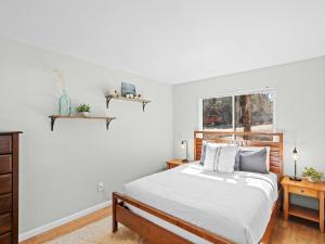 Voodi või voodid majutusasutuse Red Pine Condominiums by All Seasons Resort Lodging toas