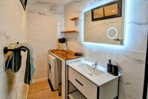 uma casa de banho com um lavatório e uma máquina de lavar roupa em Le Studio Cosy, centre historique, wifi, neuf em Grasse