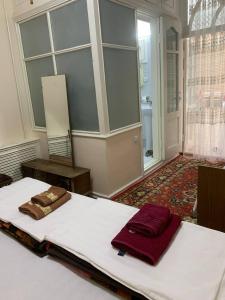 Una habitación con una cama con dos toallas. en Timur The Great, en Samarkand