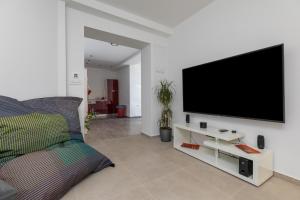 een woonkamer met een flatscreen-tv aan de muur bij Beach house Medići in Mimice