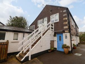 Una casa con una escalera al costado. en Lyme Views, en Lyme Regis