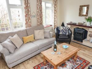 Una sala de estar con un sofá y una mesa de café. en Lyme Views, en Lyme Regis