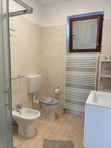 La salle de bains est pourvue de toilettes et d'un lavabo. dans l'établissement Olea Mar apartma, à Pobegi